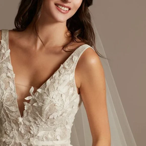 Brand new wedding dress - Picture 3 of 4